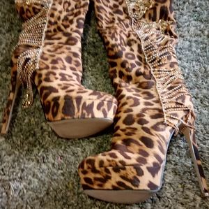 Women's cheetah print heels 👠